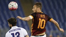 Francesco Totti (vpravo) z AS ím bojuje o mí s Lukou Rossettinim z Bolon.