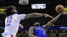 Steven Adams (vlevo) z Oklahoma City se pokouší zablokovat Raymonda Feltona z... Steven Adams (vlevo) z Oklahoma City se pokouší zablokovat Raymonda Feltona z...