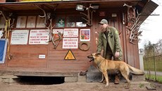 Milovník zvířat Radek „Bill“ Zíka má momentálně v péči tři daňky, tři divočáky,... Milovník zvířat Radek „Bill“ Zíka má momentálně v péči tři daňky, tři divočáky,...