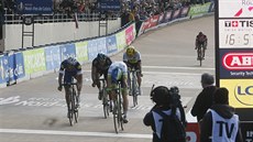 A JE KONEC. Momentka z cíle klasiky Paříž-Roubaix, vítězem se stal Mathew... A JE KONEC. Momentka z cíle klasiky Paříž-Roubaix, vítězem se stal Mathew...