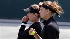 JAK TO VYMYSLÍME? Lucie Šafářová (vpravo) s Bethanií Mattekovou-Sandsovou během... JAK TO VYMYSLÍME? Lucie Šafářová (vpravo) s Bethanií Mattekovou-Sandsovou během...
