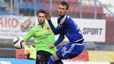 Branká Slavie Jií Pavlenka se snaí zasáhnout proti Tomái Chorému z Olomouce.