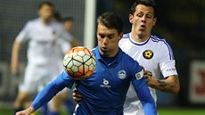 Zdeněk Folprecht z Liberce (v modrém) si chrání balón před dotírajícím Tomášem... Zdeněk Folprecht z Liberce (v modrém) si chrání balón před dotírajícím Tomášem...