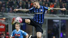 Mauro Icardi z Interu Milán kontroluje balón v utkání s Neapolí.