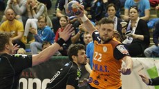 Plzeňský házenkář Michal Tonar při střelbě v utkání s Lovosicemi Plzeňský házenkář Michal Tonar při střelbě v utkání s Lovosicemi