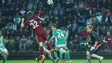 Josef ural (v rudém) ze Sparty se snaí dostat mí do sít Bohemians.