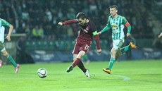 Sparťanský kapitán David Lafata (v rudém) pálí v duelu na hřišti Bohemians. Sparťanský kapitán David Lafata (v rudém) pálí v duelu na hřišti Bohemians.
