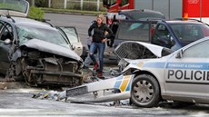 Následky střetu policejního a osobního auta na křižovatce v centru Ústí nad... Následky střetu policejního a osobního auta na křižovatce v centru Ústí nad...