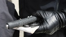 Policie zabavila na srazu neonacistů v Přerově boxer a teleskopický obušek. (1.... Policie zabavila na srazu neonacistů v Přerově boxer a teleskopický obušek. (1....