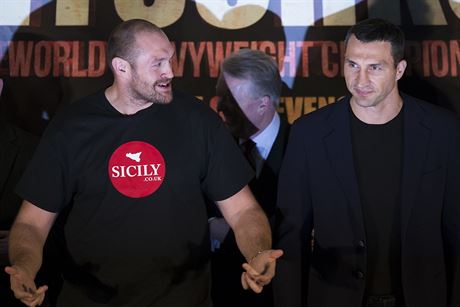 Tyson Fury (vlevo) a Vladimir Kliko se potkali na tiskové konferenci v...