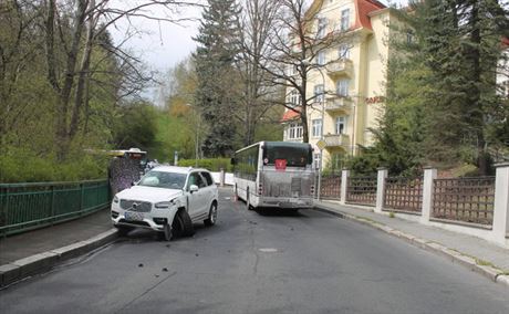 Opilá idika, která vezla v aut dít, nabourala v Karlových Varech do...