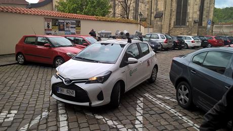 Ekologický hybridní vz s kamerami hlídá nové parkovací zóny