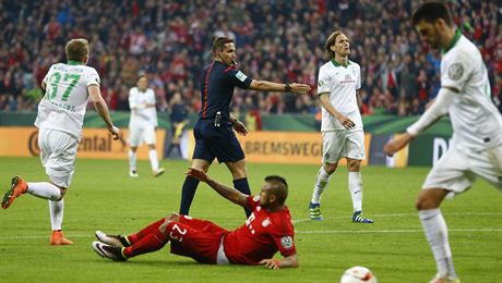 Arturo Vidal z Bayernu padá v pokutovém území Werderu Brémy, sudí Tobias...