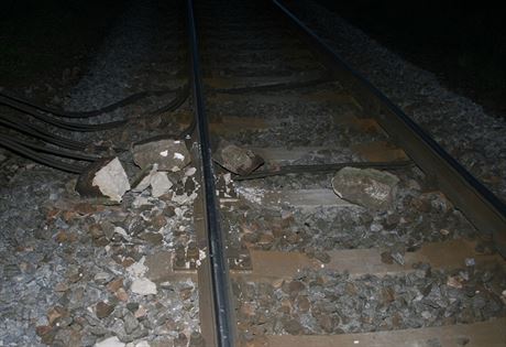 Vlak u Hradce Králové narazil do kamen na kolejích (27.4.2016).