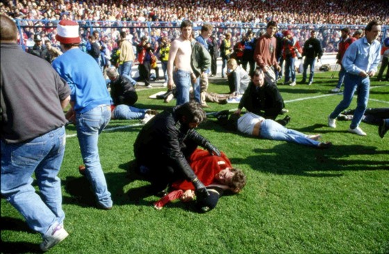 Tragédie na stadionu Hillsborough, kde v roce 1989 zahynulo v tlaenici 96 lidí