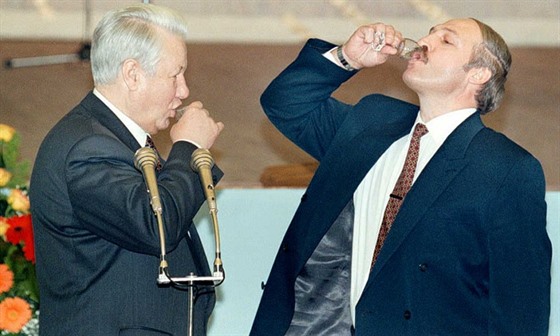 Bloruský prezident Alexandr Lukaenko zapíjí se svým ruským protjkem Borisem...