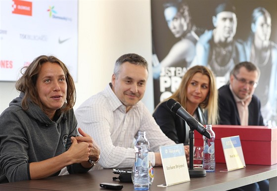 Barbora Strýcová (vlevo) na tiskové konferenci ped turnajem J&T Banka Prague...
