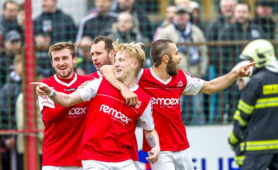 Vedeme! Pardubický útoník Michal Petrá slaví se spoluhrái svj gól v derby,...