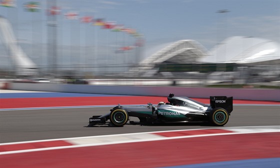 Lewis Hamilton byl nejrychlejím jezdcem v druhém tréninku na závod v Soi.