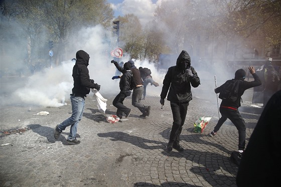 Stet demonstrant s policií v centru Paíe (28. dubna 2016)