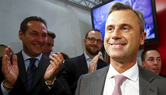 Norbert Hofer slaví vítzství v prvním kole rakouských prezidentských voleb