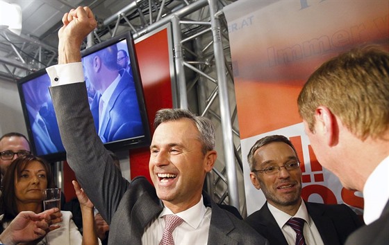 Norbert Hofer slaví vítzství v 1. kole rakouských prezidentských voleb...