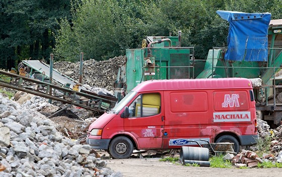 My odpady recyklujeme, ohrazuje se majitel firmy Roman Machala. O ilegální...