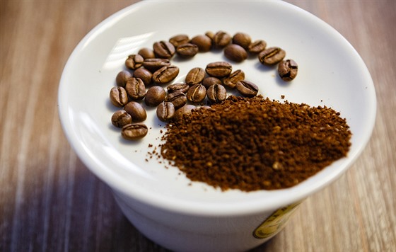 Takto vypadá tzv. cupping, pi kterém se ochutnávají rzné druhy kávy.