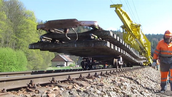 Stavai pi oprav trati odstraují prace i koleje
