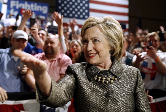 Demokratka Hillary Clintonová vyhrála tyi z pti nominaních souboj 26....