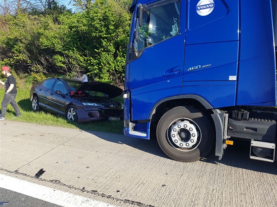 Dálnice D11 z Prahy do Hradce Králové byla kvli tem nehodám mezi 4. a 5....
