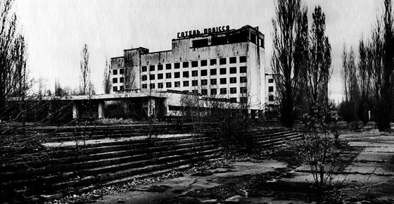 MIchal Sup fotil v okolí ernobylu. Z ernobílých snímk sestavil kalendá.