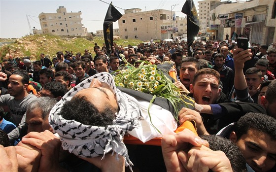 Poheb jedenadvacetiletého palestinského mladíka, kterého zabili izraeltí...