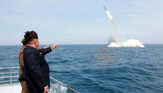 Kim ong-un v roce 2015 sleduje odpálení rakety z ponorky.