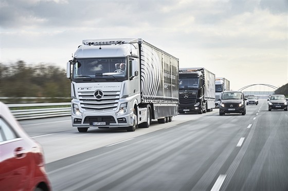Kamiony Mercedes-Benz v propojeném konvoji pouívajícím autopilota.
