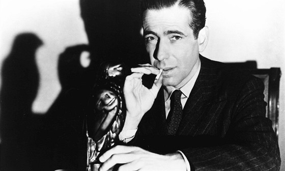 Humphrey Bogart ve filmu Maltézský sokol, natoeném podle románu Dashiella...