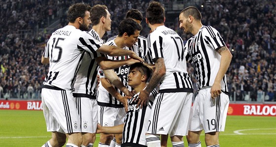 Paulo Dybala pijímá gratulace ke gólu od spoluhrá z Juventusu.