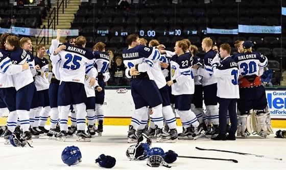 Hokejisté Finska do 18 let slaví titul mistr svta.