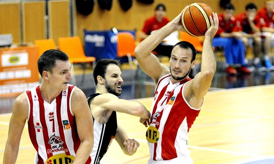 Listopadový ma mezi Pardubicemi a Nymburkem v základní ásti skonil neekaným triumfem domácí Beksy 83:78. 