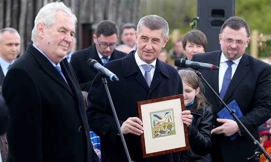 Milo Zeman na návtv Babiova apího hnízda. Babi drí obrázek, který...