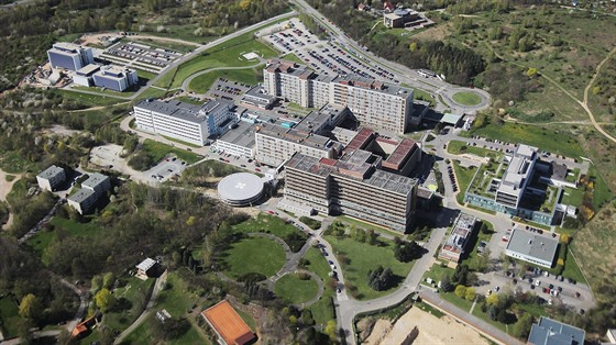 Fakultní nemocnice Plze - Lochotín s novým heliportem.