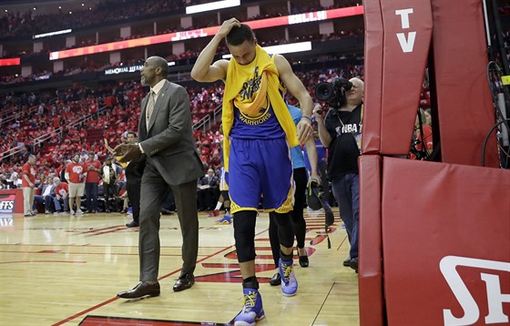 Zranný Stephen Curry z Golden State opouí palubovku v Houstonu.