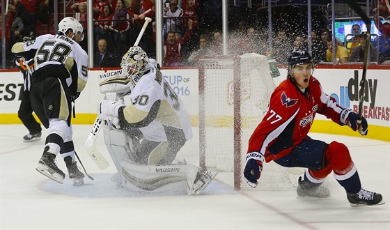 T.J. Oshie z Washingtonu (vpravo) práv pekonal brankáe Matta Murrayho a...