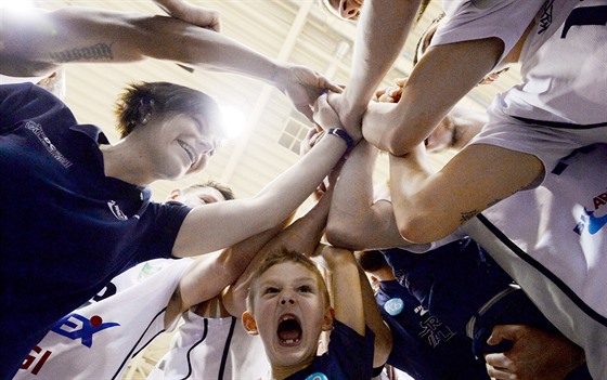 Basketbalisté Dína si poádn uívali první výhru ve tvrtfinále play-off s...