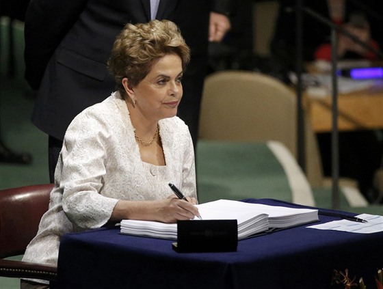 Za Brazílii podepsala klimatickou dohodu prezidentka Dilma Rousseffová (22....