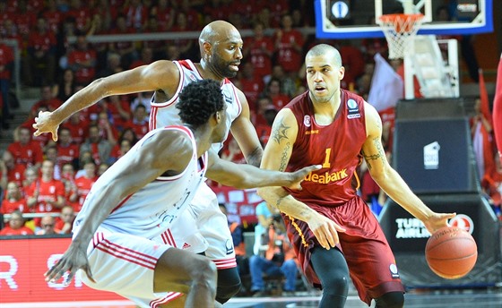 Blake Schilb (vpravo) z Galatasaray Istanbul elí v duelu se trasburkem obran...