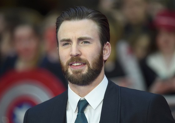 Chris Evans na londýnské premiée filmu Captain America: Obanská válka (26....