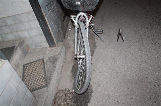 Cyklista v centru Brna narazil do dveí od auta.