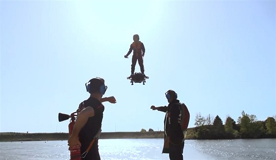 Pi pistání i startu létajícího stroje Flyboard Air se uivatel zatím radji...