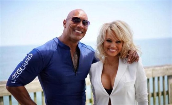 Dwayne Johnson a Pamela Andersonová pi natáení filmu Pobení hlídka (2016)